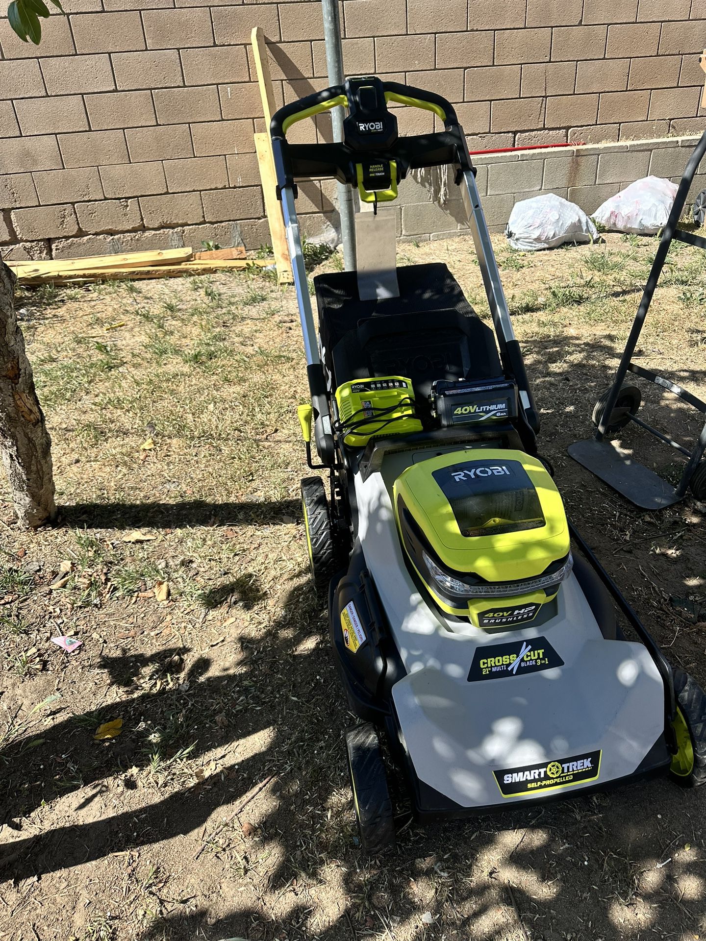 RYOBI 21 Inch HP 40 Volt Brushless Cordless Self Propelled Lawn Mower 1 Battery 1 Charger