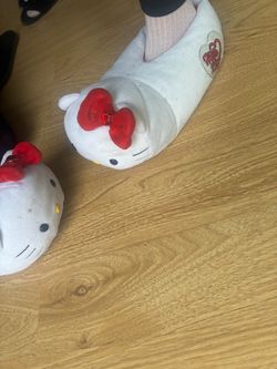 Hello kitty slippers women’s size 9 $12