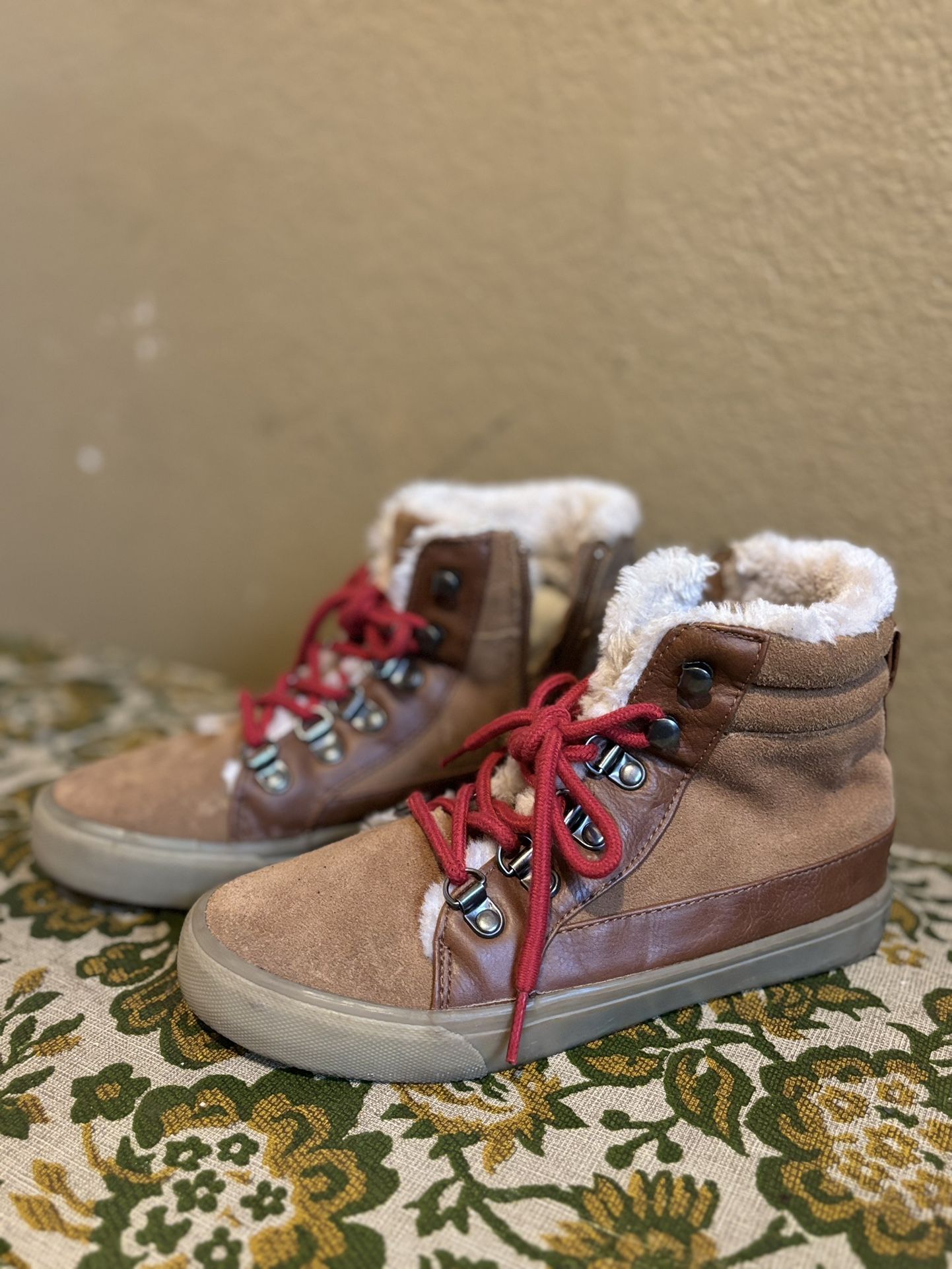Women’s Size 6 American Eagle Fur Lined Suede Sneaker Boots