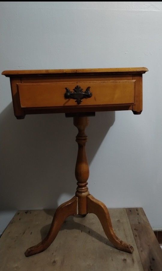 ANTIQUE - MC JOHN M. SMYTH END TABLE 