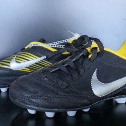 NEW Nike Kids Soccer Cleats