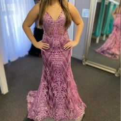 Amethyst fitted mermaid dress, it has a plunging V neck line, the floral glittery sequin overlay is stunning!!!

Size 8 /Prom/Glam dress