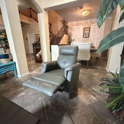 Beautiful And Cute Manual Recliner Chair In Excellent Condition 