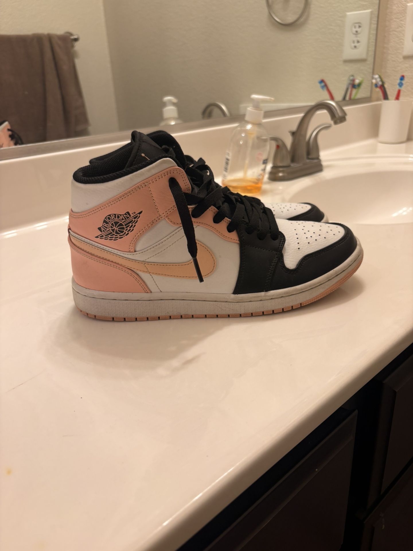 Air Jordan 1 Mid 'Crimson Tint'