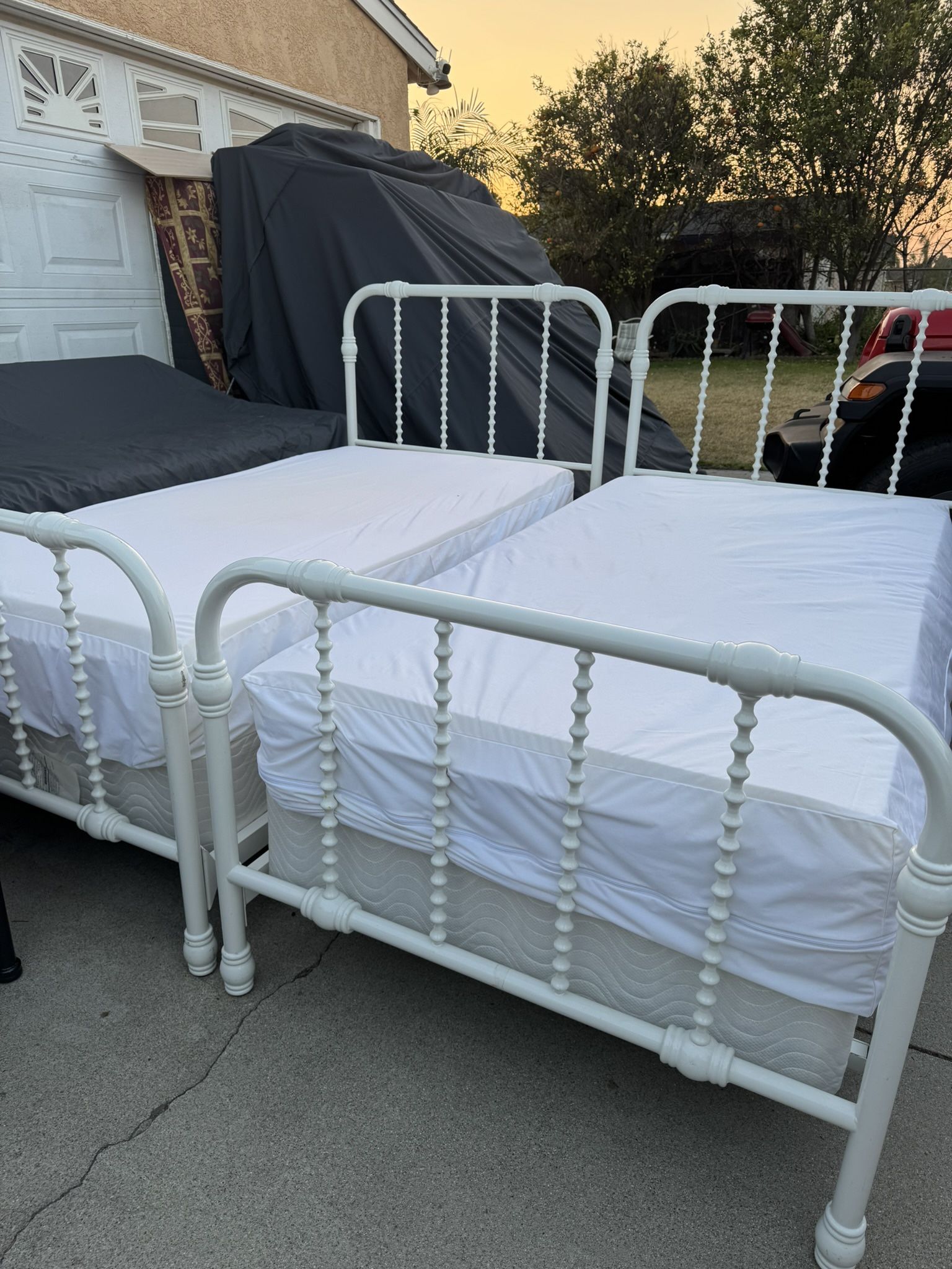 2 Twin Beds With New Mattresses Beutiful Beds 