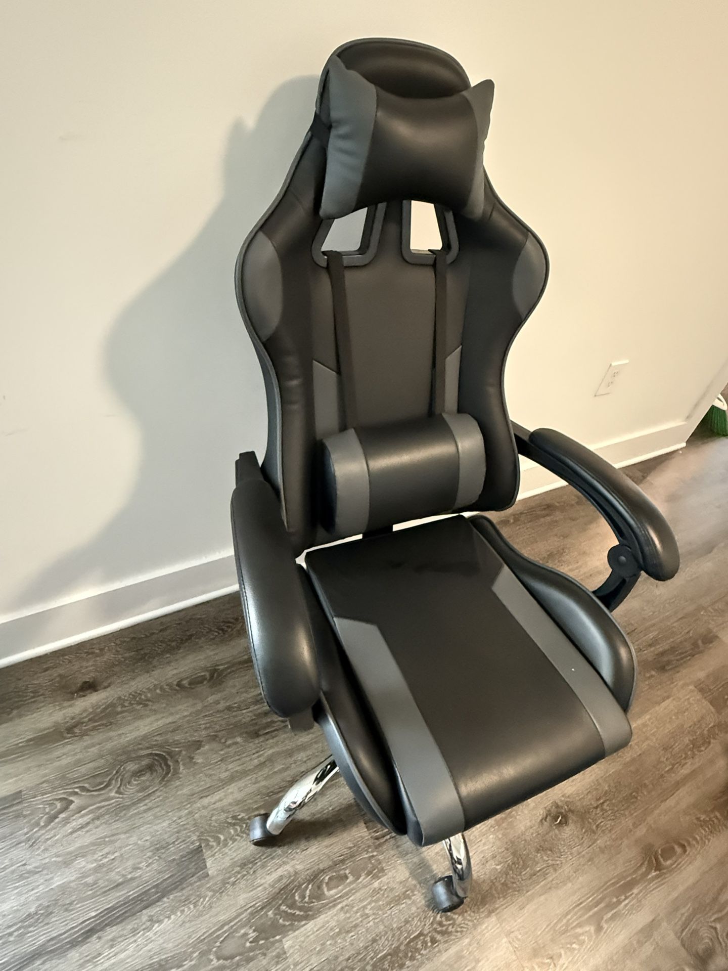 X30 Gaming Chair Racing Office Ergonomic Computer Chair with Reclining Back and Slide-Out Footrest in LeatherSoft