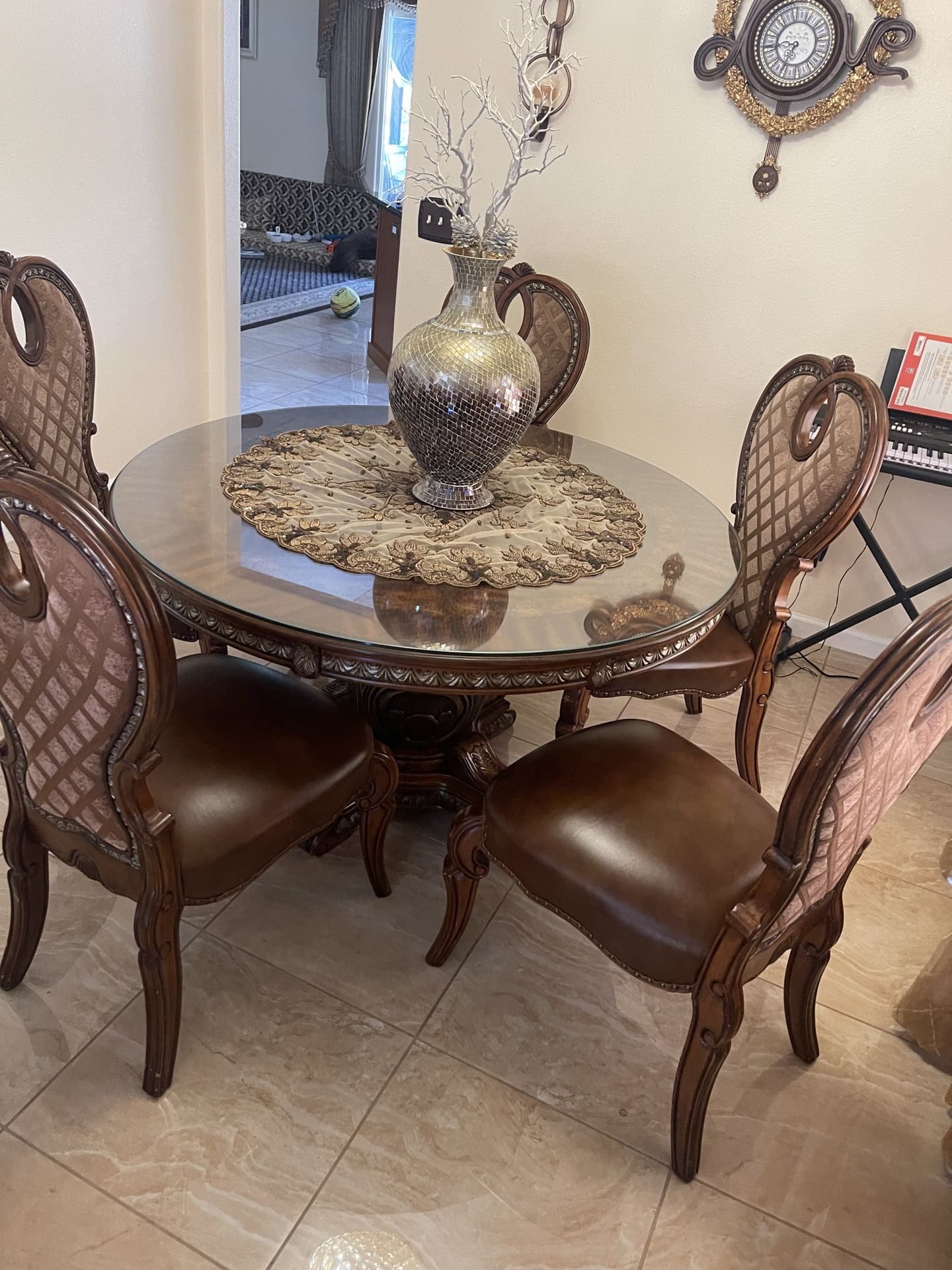 Dinning Table And Chairs 