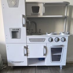 KidKraft Vintage Wooden Play Kitchen with Pretend Ice Maker and Play Phone, White