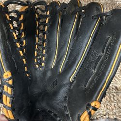 Hi I’m Selling My Baseball Glove , in Excellent condition For Just 140 Dls