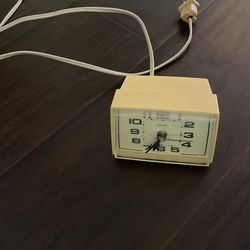 Electrical End Table Clock With Alarm
