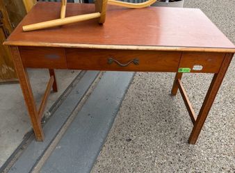 Desk / Escritorio .. price negotiable/precio negociable