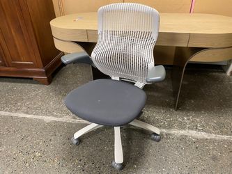 KNOLL Generation Light Grey Office Chair