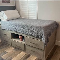 Pottery Barn Teen Bed/Dresser Combo 
