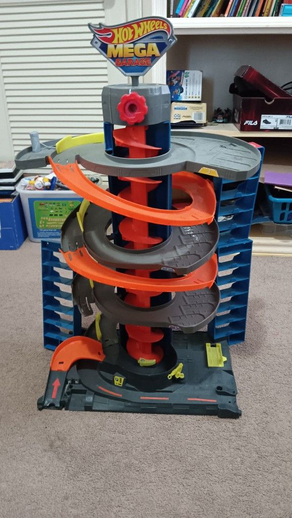 Hot Wheels City Mega Garage Playset with Storage for Over 60 Cars