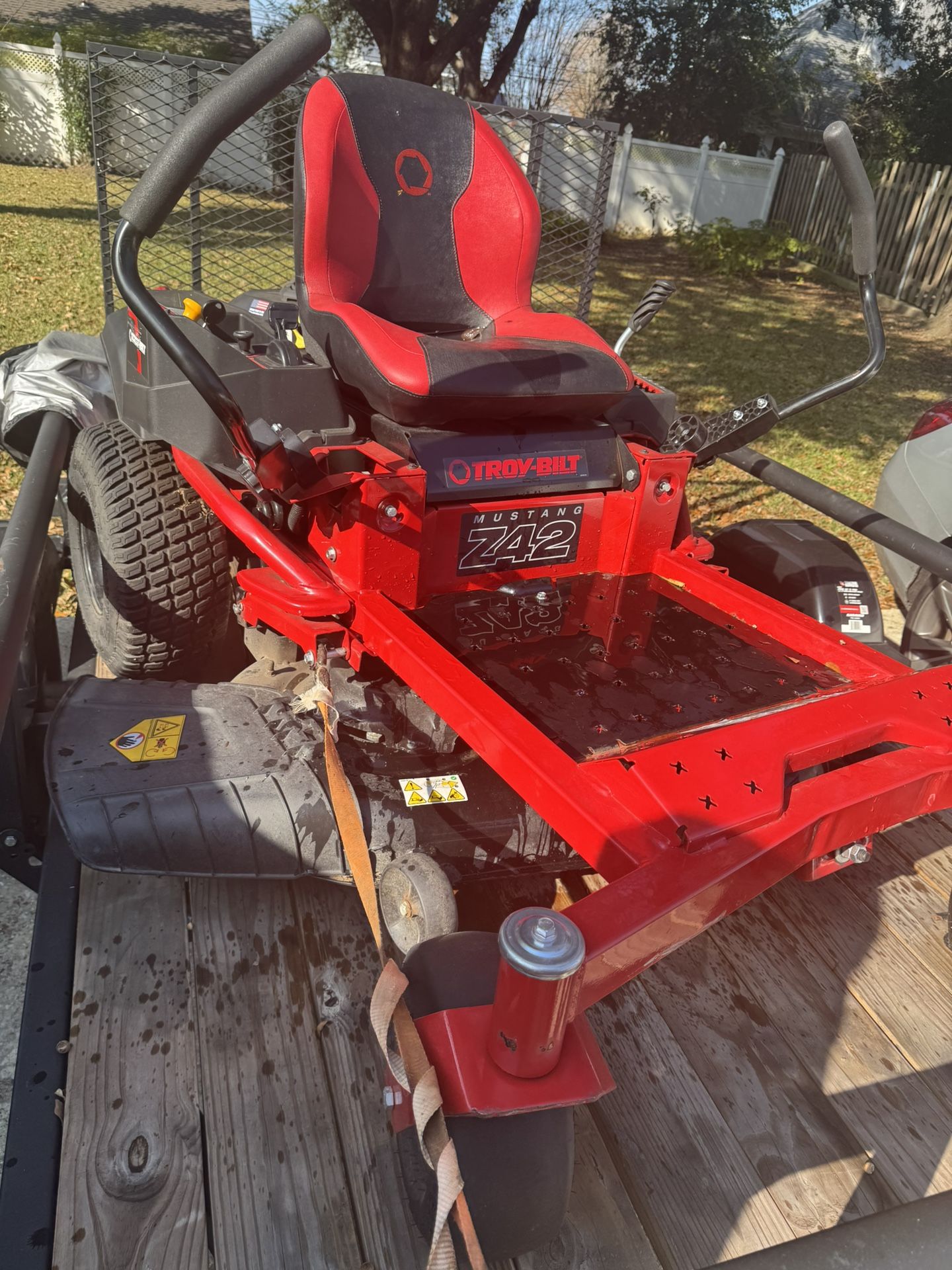 Karavan Trailer 5.5 x 9 HD / Mustang 42 in. 547cc Single-Cylinder Engine Dual Hydrostatic Drive Gas Zero-Turn Riding Lawn Mower