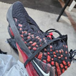 Nike LeBron 17
Infrared Shoes