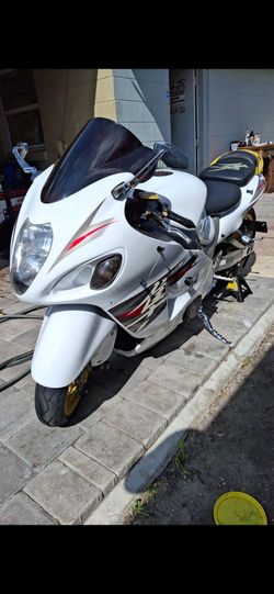 05 Hayabusa GSX R 1300 white and gold