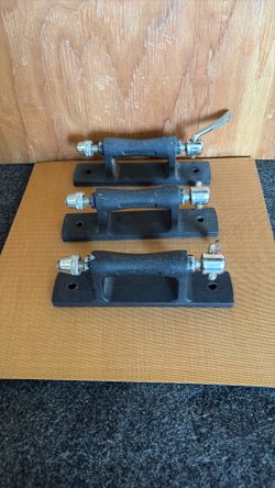 Mounting brackets for front bicycle front forks