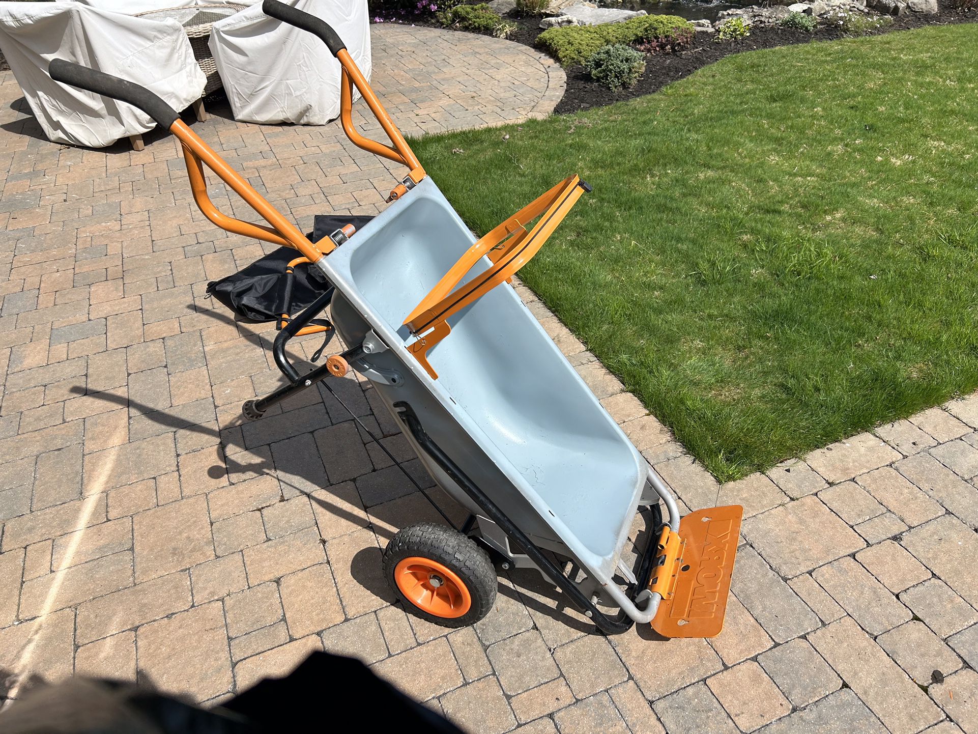 Worx WG050-2 Aerocart 8-in-1 Yard Cart / Wheelbarrow / Dolly
