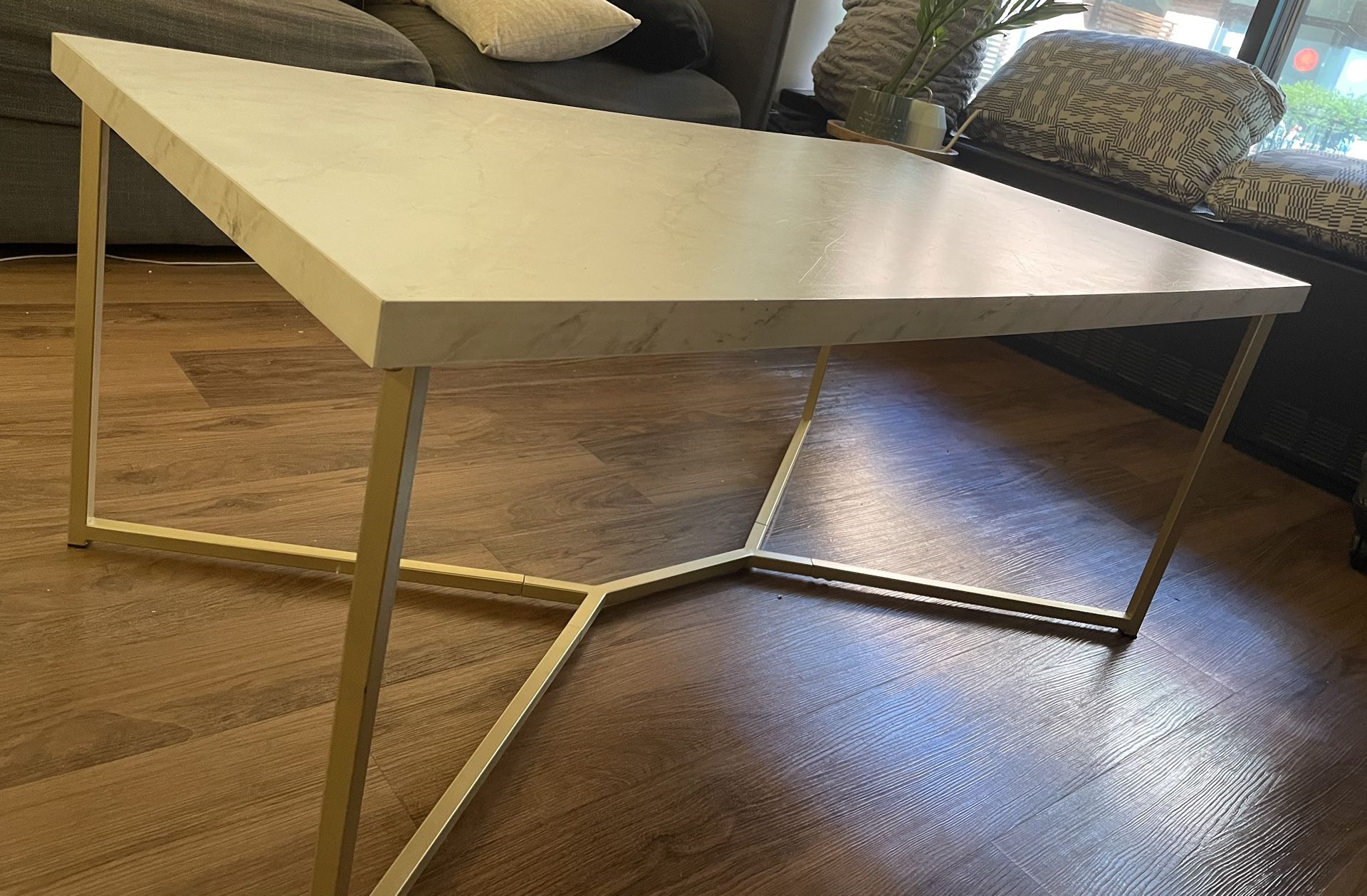 Coffee table (white with gold leg frame)