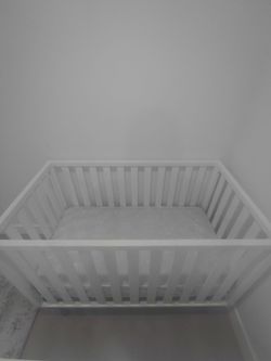 Beautiful Pottery Barn Crib w/Mattress