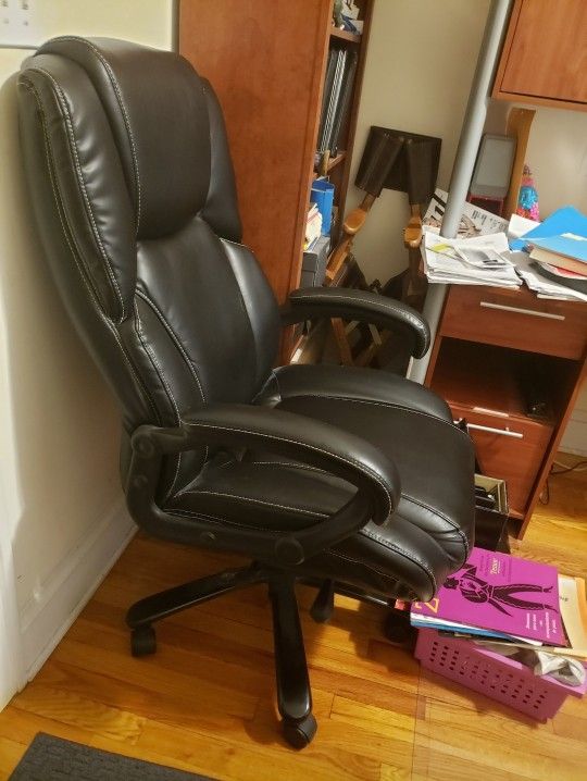 Black Big and Tall Desk Chair With Arms