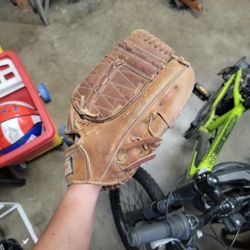 13" Baseball Glove Broken In 