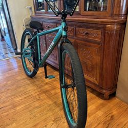 Throne / The Goon / Cyan / 29 Inch