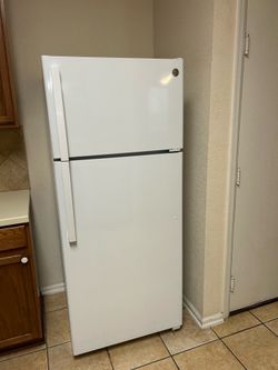 Refrigerator with top freezer