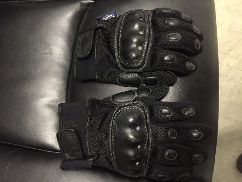 Triumph riding gloves