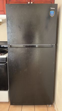 Midea Refrigerator works like new! Ice cold!
