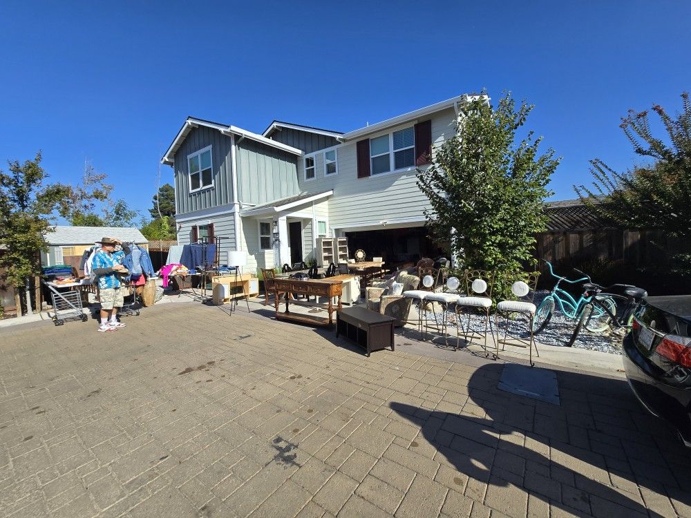 Cul-de-sac Driveway Garage Sale Saturday 11/1 & Sunday 11/2 from 9am-4pm. Address is 114 B St, Hayward 94541