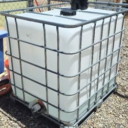 1000 Gallon Water Container 