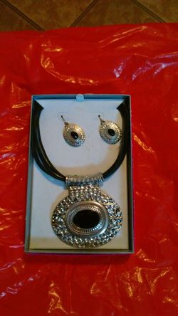 BEAUTIFUL JEWELRY SET. NECKLACE & EARRINGS.