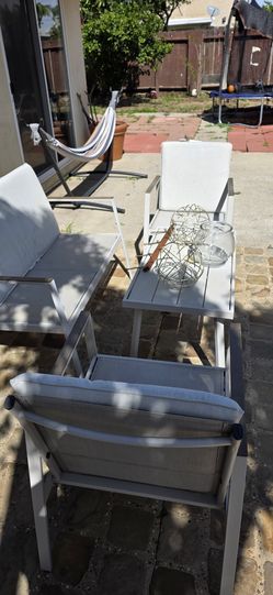 Mesa y sillas de patio