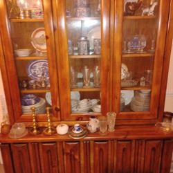 China Cabinet With Hutch