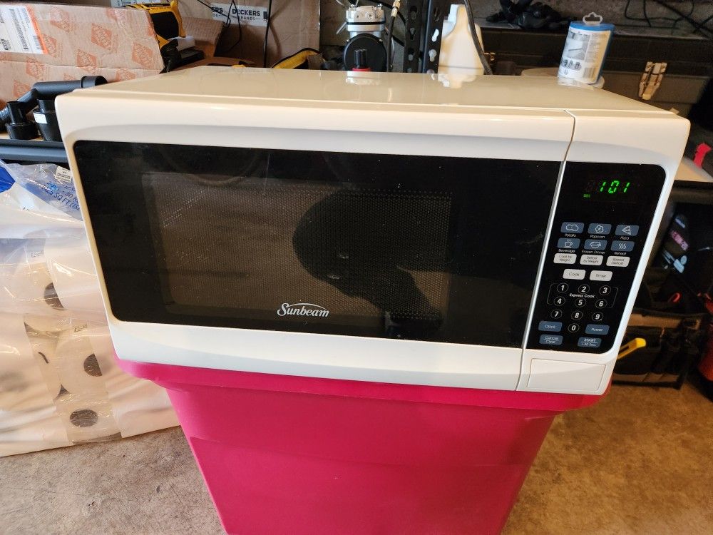 700-Watt Microwave