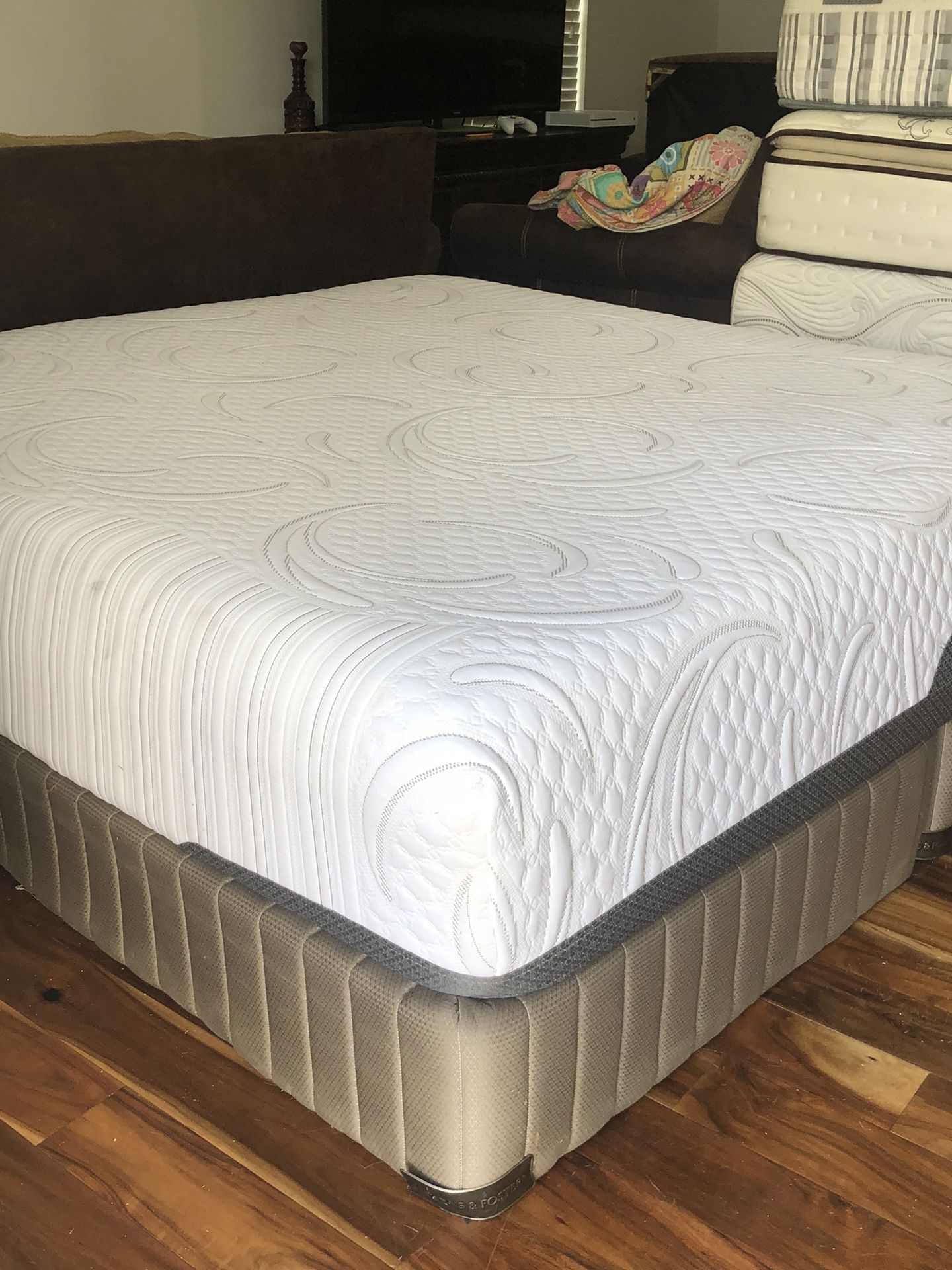 USED MEMORY FOAM ICOMFORT EFX KING SIZE MATTRESS AND BOX SPRING