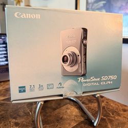 Canon PowerShot SD 750 Digital ELPH 7.1MP Camera Silver works perfectly charger & battery included