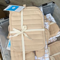 Kitchen Towels And Mitten Set