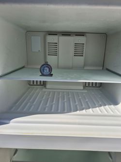 Fridge/ Amana / Apartment Size