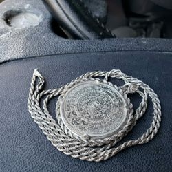 28inch Rope Chain 925 Silver with Silver Bazel circle. 1 ounce Silver .999 Coin Bigger quarter. 2 ounces in total. 2F about weight prices. I want $260