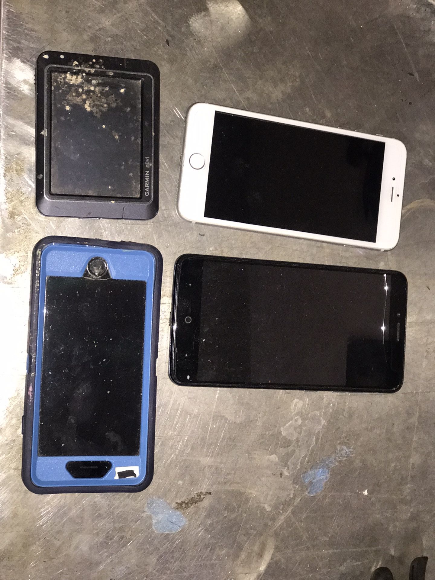 (3) cell phones, (1) gps, dont work! gold recovery, or parts only