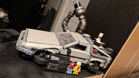 LEGO Back to the Future Time Machine (Delorean) w/ Minifigures – Displayed