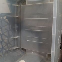 Rubbermaid plastic storage container 