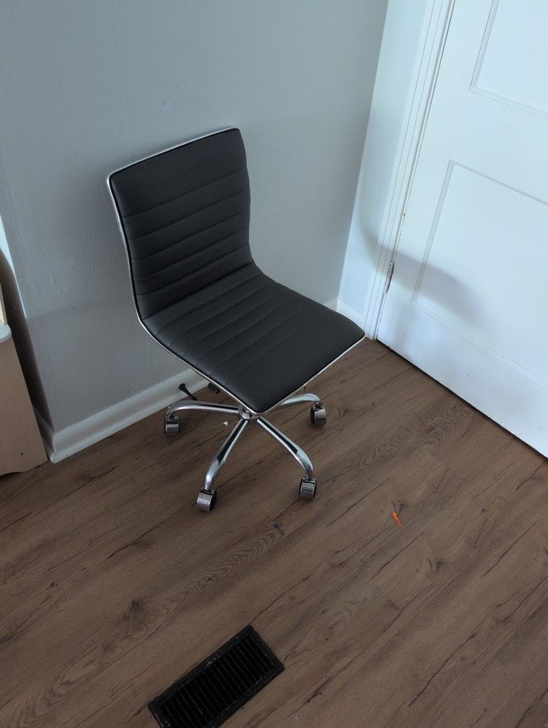 Rolling Chair. In Perfect Condition.