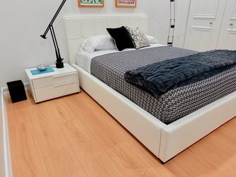 Designer queen bed set