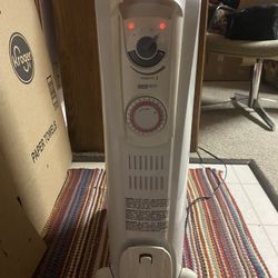 Delonghi TRD0715T Oil-Filled Radiator Heater