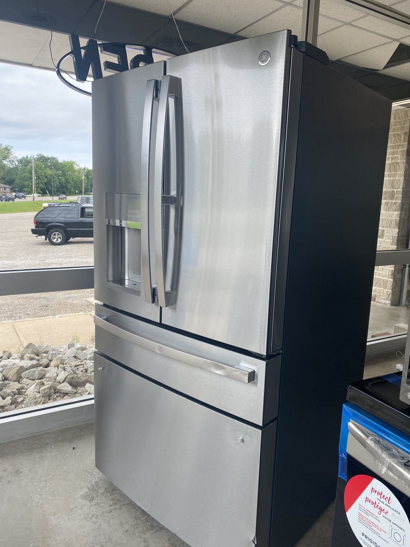 GE STAINLESS STEEL FRENCH DOOR FRIDGE