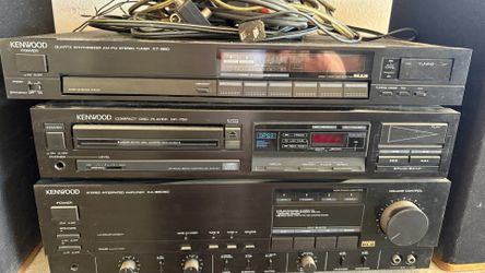 Stereo - Kenwood and Fanfare Bookshelf Speakers Vintage